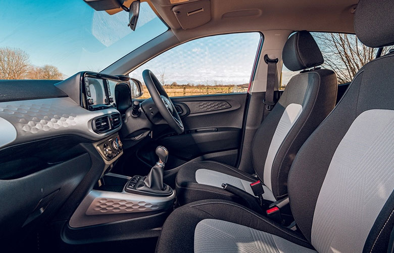 Khoang lái của Hyundai Grand i10 2023 mang đến độ rộng rãi vừa đủ để người lái có thể thoải mái điều khiển phương tiện