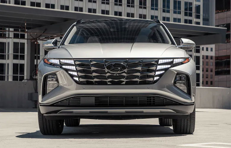 Đầu xe Hyundai Tucson 2023 mang đến cho người dùng nét hiện đại, tương lai với bộ tản nhiệt “đôi cánh” tích hợp đèn LED chạy ban ngày