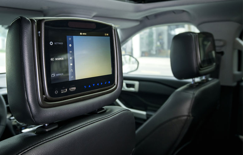 Khoang hành khách của Ford Explorer trang bị cho khách hàng của mình 02 màn hình cảm ứng 8 inch