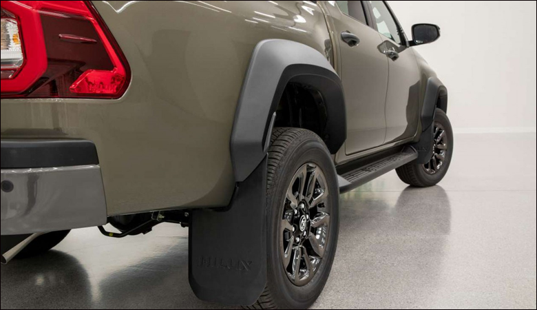 Mâm xe Hilux nâng cấm lên 18 inch cùng hốc bánh xe được bọc nhựa đen cứng cáp