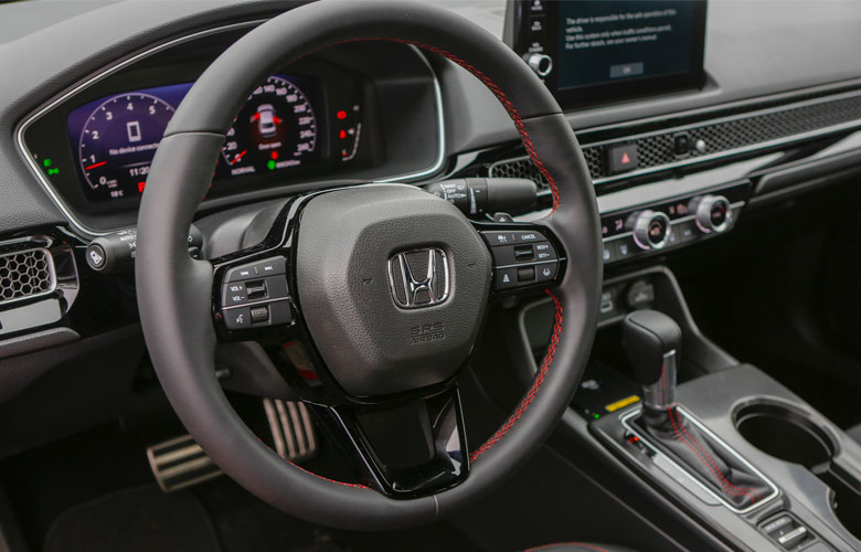 Người cầm lái xe Honda Civic sẽ được trang bị vô lăng 3 chấu, bọc da và nhiều nút bấm hiện đại