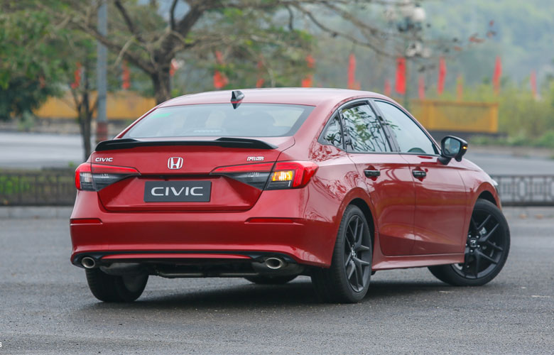 Đuôi xe Honda Civic được làm mới hoàn toàn, đèn hậu chữ "C" đã được thay mới