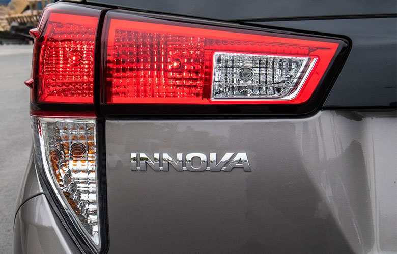 Đèn hậu dạng chấu của Toyota Innova
