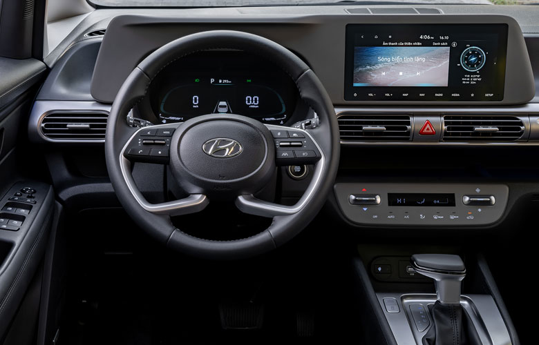 Người lái xe Hyundai Stargazer sẽ được trang bị vô lăng 04 chấu, bọc da dễ cầm nắm