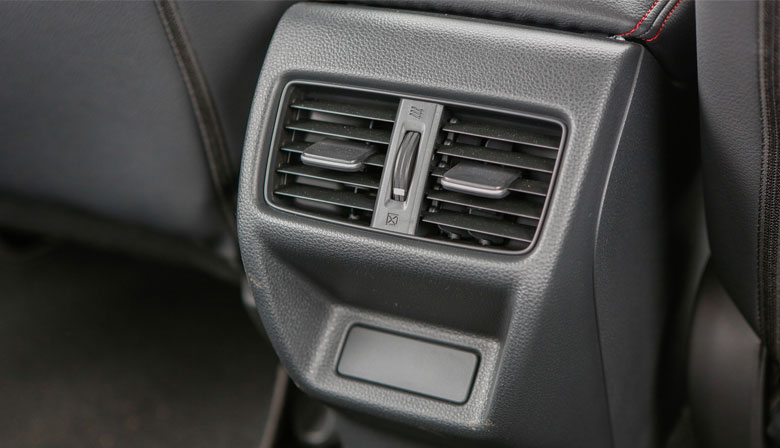 Cổng gió điều hòa cho hàng ghế 2 trên Honda Civic