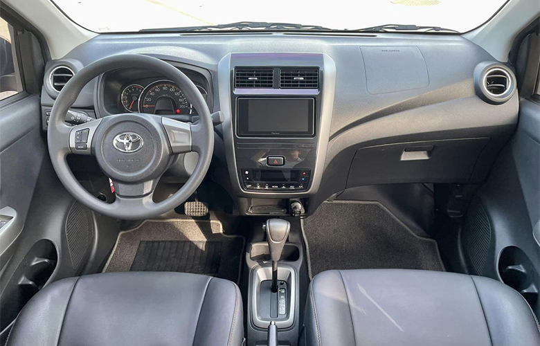 Khoang lái Toyota Wigo 2023 mang phong cách thiết kế đơn giản