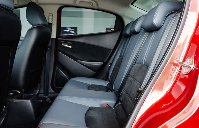 Ghế ngồi trên Mazda 2 2023 được bọc da trử bản thấp nhất