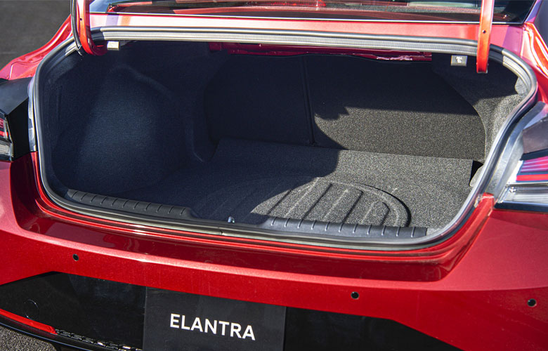 Hyundai Elantra giảm không gian khoang hành lý xuống còn 402 lít (trước đây là 408 lít)
