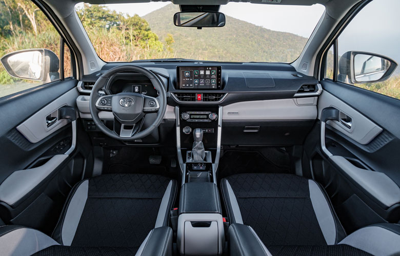 Bảng taplo của Toyota Veloz Cross được thiết kế cân đối với màn hình cảm ứng 8 inch làm trung tâm