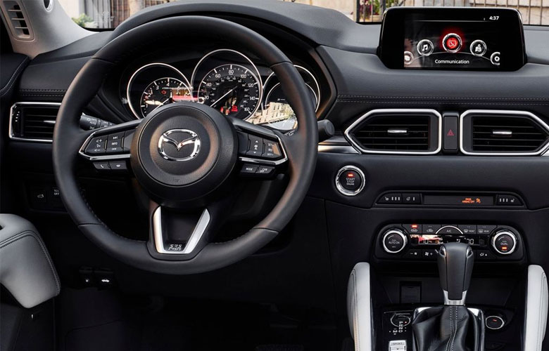Người lái xe Mazda CX-5 sẽ được trang bị vô lăng 03 chấu bọc da êm ái