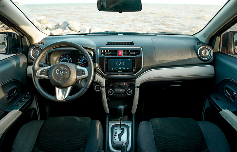 Toyota Rush 2023 là mẫu xe giá rẻ nên khoang nội thất vẫn mang đậm phong cách đơn giản