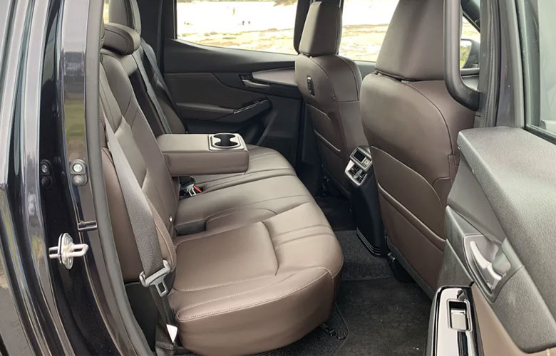Khoang hành khách của Mazda BT-50 rộng rãi và thoải mái cho người cao trên 1m7