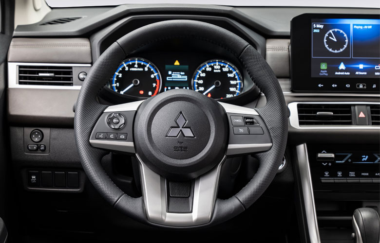 Mitsubishi Xpander trang bị 03 chấu, bọc da (hoặc nhựa) có tích hợp các phím bấm chức năng trên vô lăng