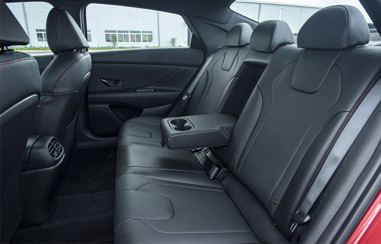 Khoang hành khách của Hyundai Elantra được đánh giá cao về độ rộng rãi và tiện nghi