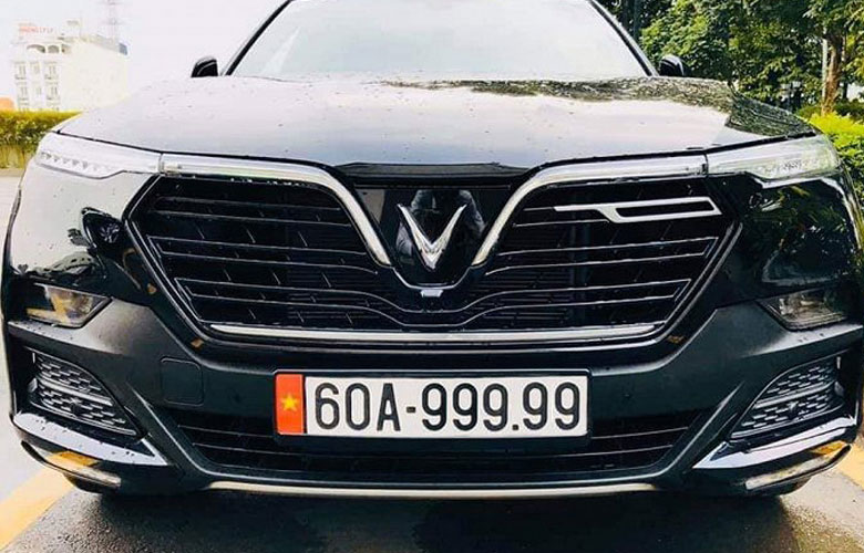 Nummernschild der fünfsprachigen 999.99 auf VinFast-Autos