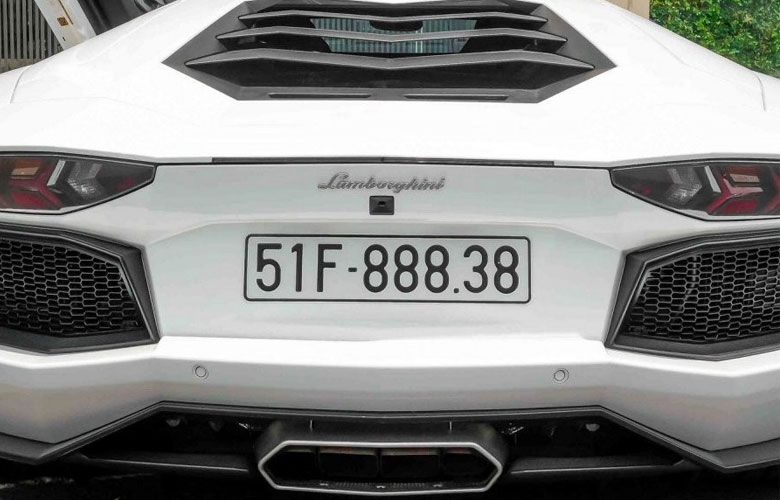 Nummernschild von 888,38 auf Lamborghini-Auto