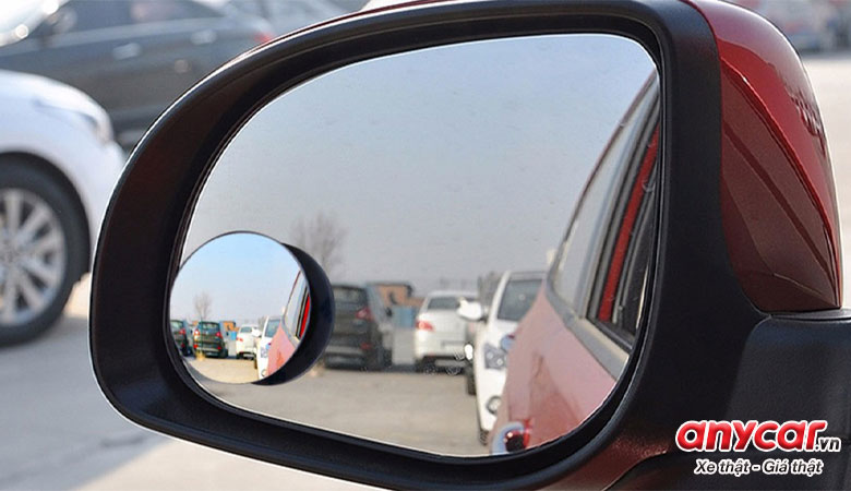 Gương chiếu hậu góc rộng là món phụ kiện ô tô hỗ trợ tài xế quan sát tốt hơn