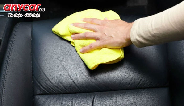Vệ sinh ghế ngồi trên xe ô tô bằng khăn mềm