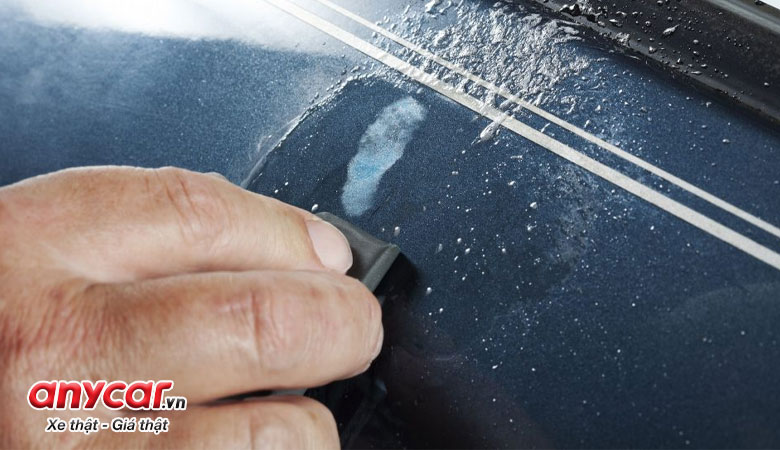 Dùng các loại giấy nhám mịn để xóa các vết xước trên ô tô