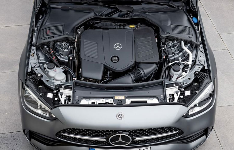 Động cơ sở dụng trên AMG C300 là động cơ xăng 2.0L tăng áp kép kết hợp EQ Boost, sản sinh công suất cực đại 258 mã lực và 400 Nm mô-men xoắn
