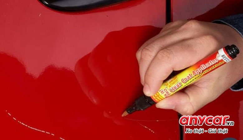 Sử dụng các loại bút chuyên dụng để xóa vết xước trên xe ô tô