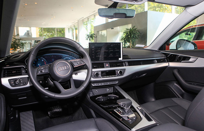 Phía sau cánh cửa Audi A4 là khoang nội thất đẳng cấp với đậm chất cộng nghệ và đề cao sự rộng rãi
