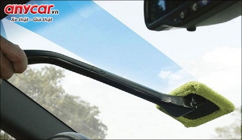 Dùng khăn mềm và nước rửa kính chuyên dụng để vệ sinh kính xe ô tô