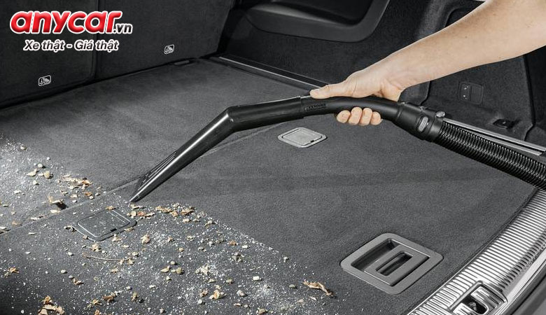 Hút bụi sàn xe là một bước quan trọng khi vệ sinh nội thất ô tô tại nhà