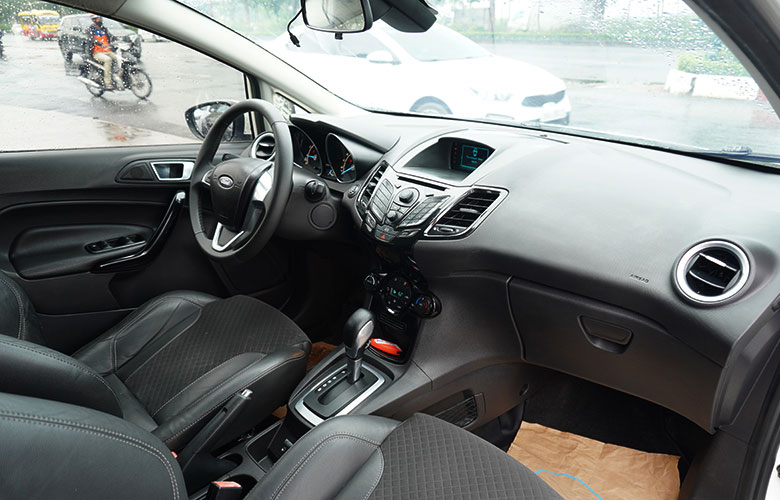 Khoang lái Ford Fiesta được thiết kế tinh tế và hiện đại