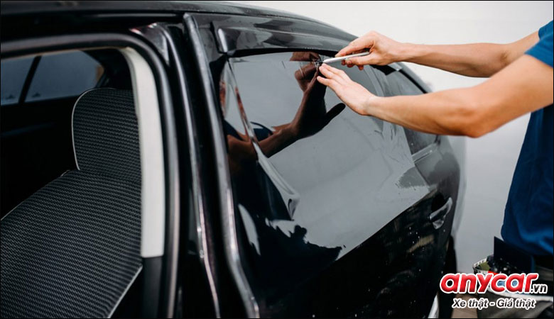 Dán phim cách nhiệt cho ô tô, giúp giảm nhiệt độ trong xe và chống chói hiệu quả