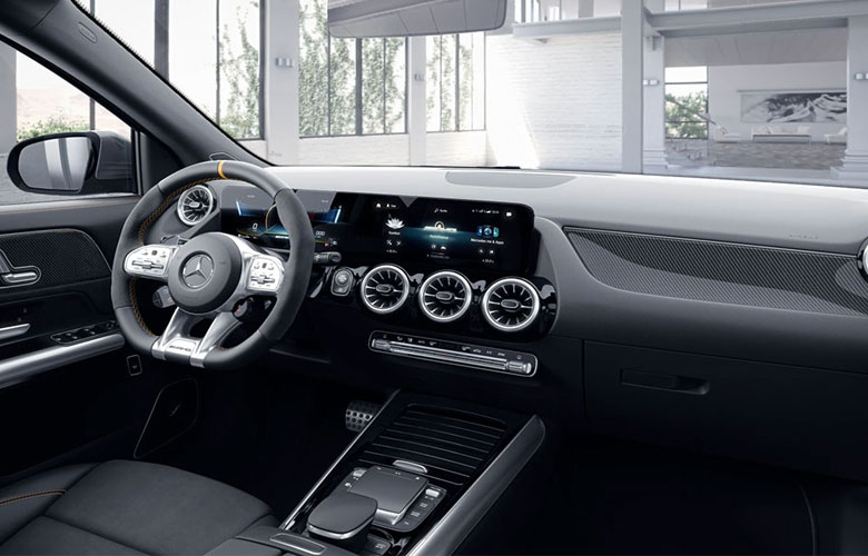Nội thất của AMG GLA 45 S trang bị khá nhiều tính năng hiện đại cho phép người dùng có thể điều khiển xe thông qua giọng nói