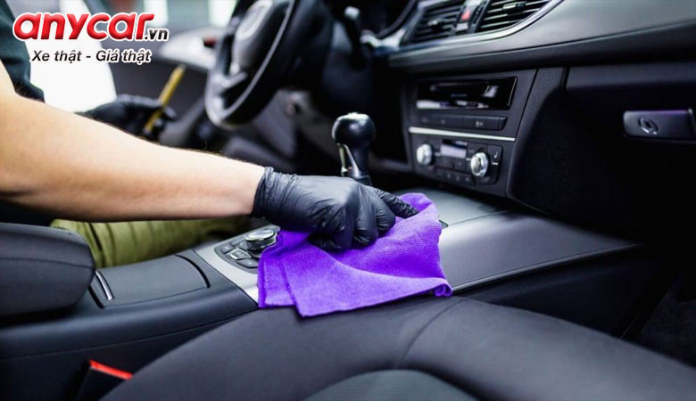 Nên đeo găng tay để bảo vệ da khi vệ sinh nội thất ô tô tại nhà