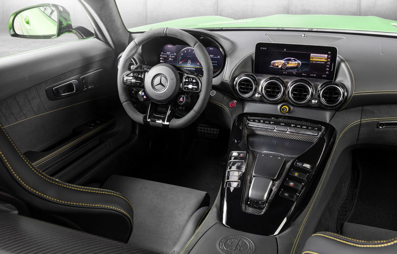 Khoang nội thất đậm chất thể thao của AMG GTR-Coupé được hoàn thiện vô cùng tỉ mỉ với chất liệu da Nappa cao cấp