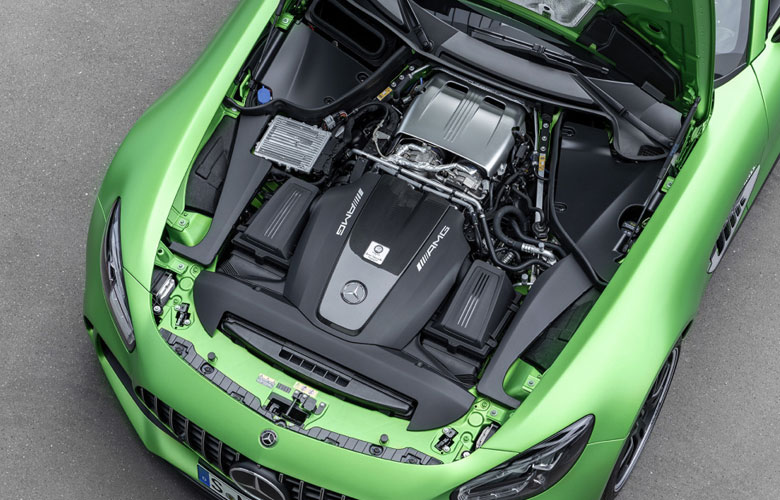 Khoang động cơ của GTR-Coupé 2 cửa chứa động cơ AMG 4.0L V8 tăng áp kép