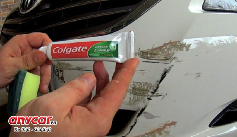 Sử dụng kem đánh răng để xóa vết xước ô tô tại nhà