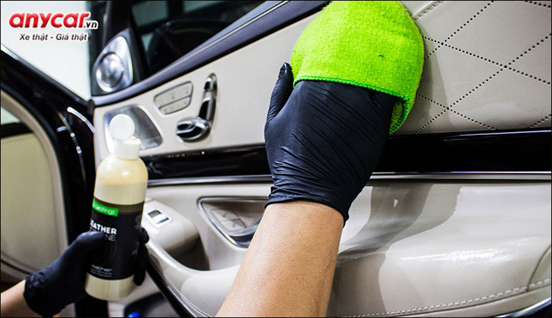 Dùng các loại chất tẩy rửa chuyên dụng để làm sạch cánh cửa khi dọn nội thất ô tô