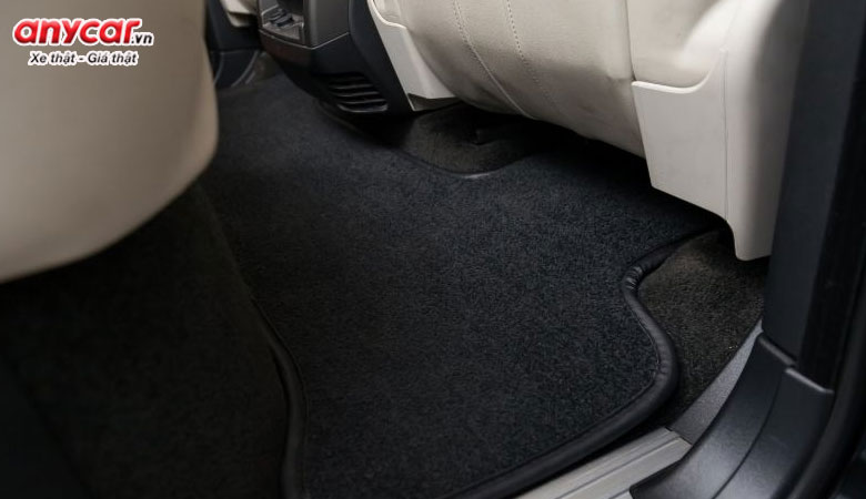 Vệ sinh sàn xe là một bước quan trọng trong quy trình dọn nội thất ô tô