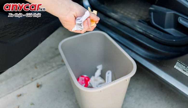 Thường xuyên quét dọn rác, bụi bẩn trong xe để đảm bảo không khí trong lành