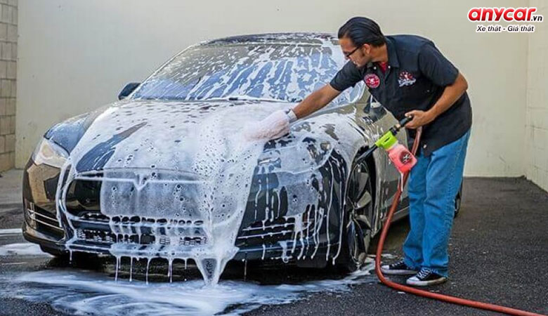 Rửa xe là bước đầu tiên của quy trình tân trang và làm đẹp xe ô tô tại nhà