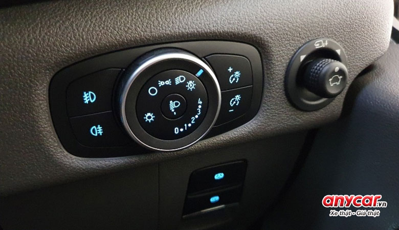 Các nút điều khiển vật lý kết hợp đèn LED hiện đại trên Ford Transit
