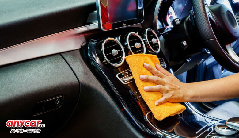 Dùng khăn khô và dung dịch chuyên dụng để lau sạch bề mặt taplo, vô lăng khi dọn nội thất ô tô