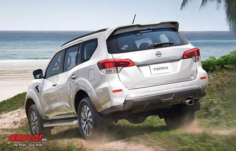 Đuôi xe của Nissan Terra trông rất cứng cáp và bề thế