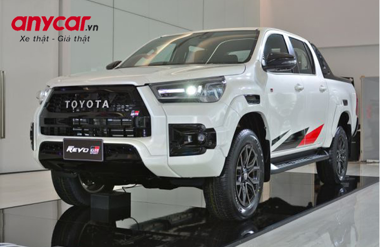 Đầu xe nổi bật với các đường nét tạo khối to, góc cạnh