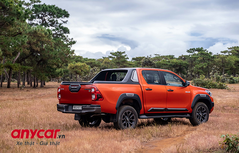 Toyota Hilux cũ với thân xe được thiết kế hài hòa và cân đối