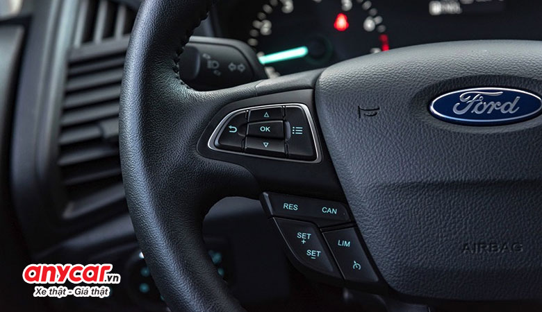Vô lăng trên Ford Ecosport 2023 bản Titanium được trang bị đầy đủ các nút điều khiển