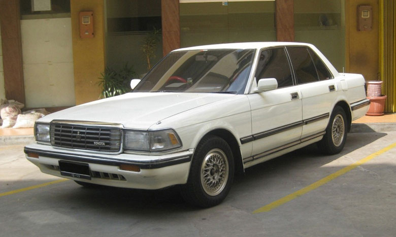 Thế hệ thứ tám - Toyota Crown (1987-1990)