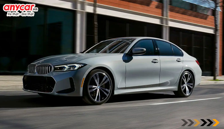 Thân xe BMW 320i trường dáng và bề thế