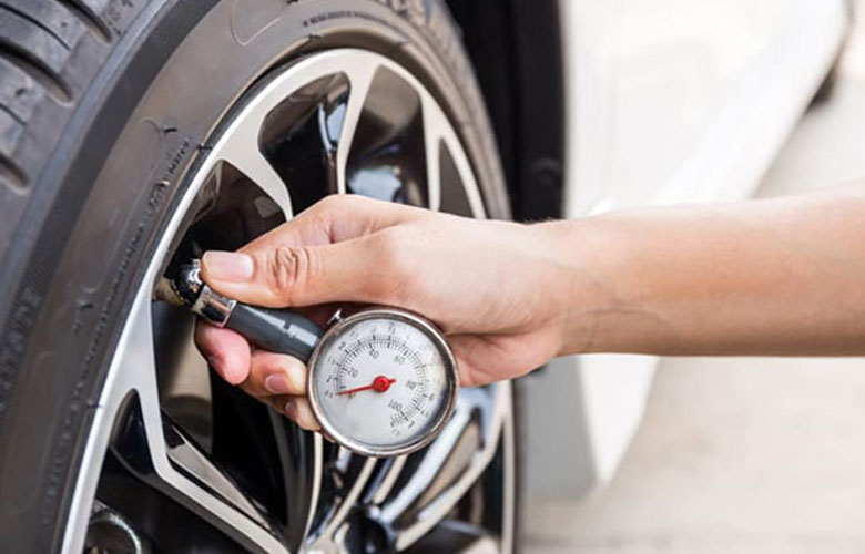 Kiểm tra áp suất lốp xe trước khi vào cao tốc