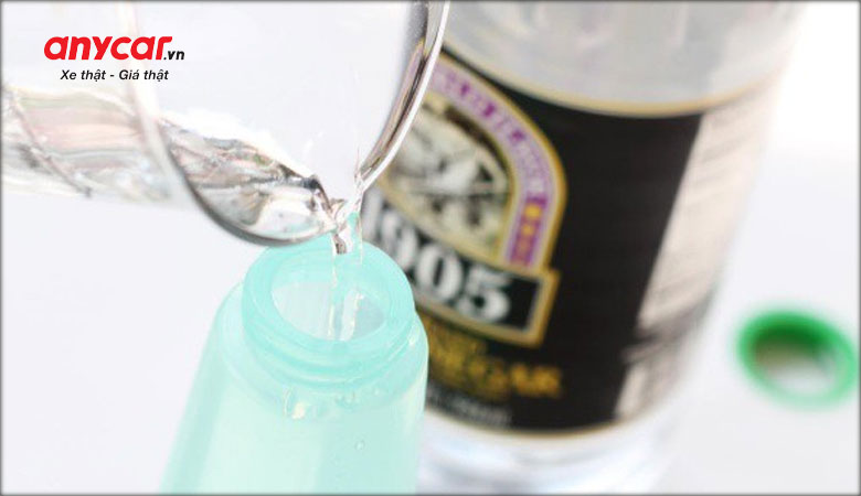 Cách trộn nước cọ kính xe hơi kể từ rượu Vodka và nước cọ chén