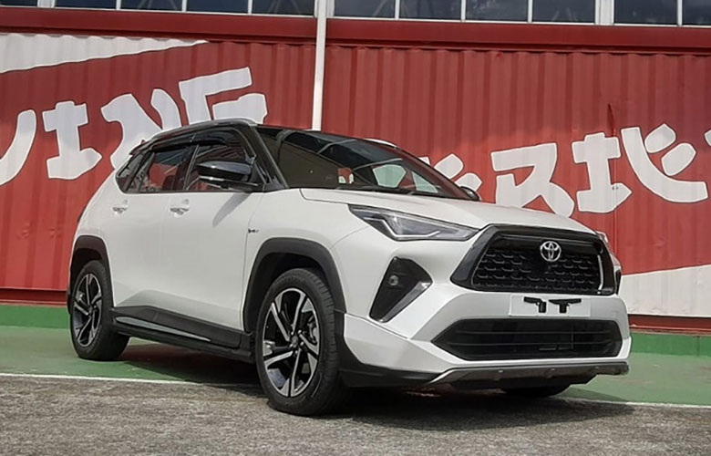 Đầu xe Toyota Yaris Cross 2023 gây ấn tượng mạnh mẽ với bộ tản nhiệt hình thang cở lớn phối lưới đen thể thao